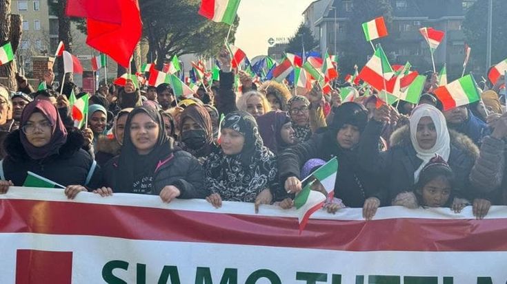 Monfalcone, 8mila musulmani in corteo col tricolore contro la sindaca che ha chiuso le moschee: “Siamo tutti italiani”