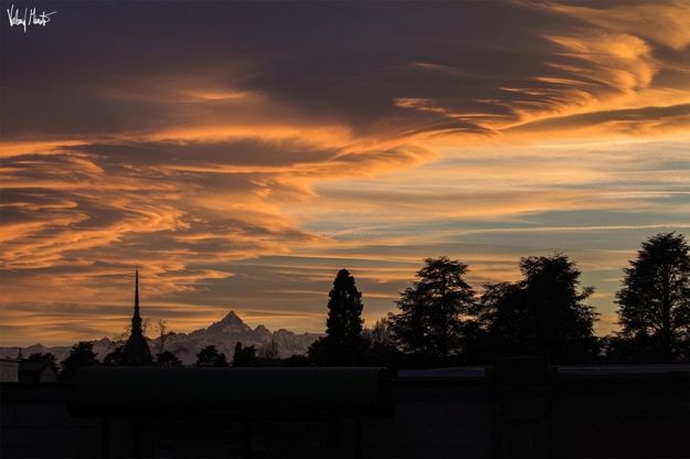 Il cielo su Torino sembra esplodere al tramonto