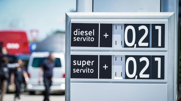 Caro benzina, dal tabellone della discordia all’App che non c’è. Ecco come si muovono i prezzi