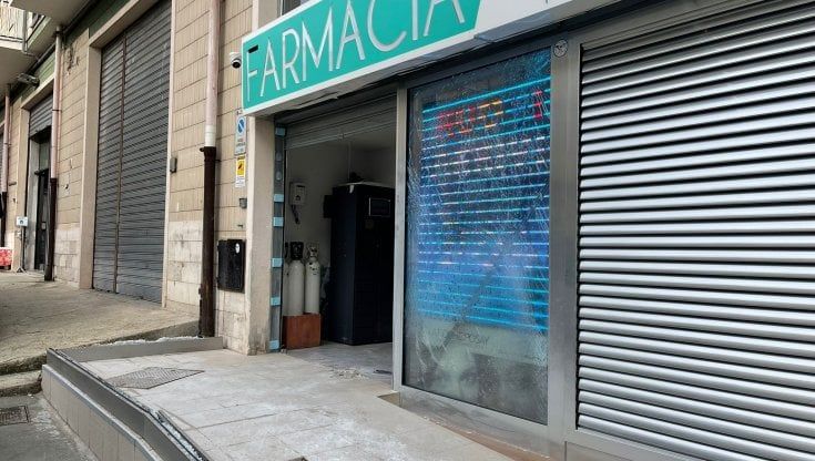 Foggia, bomba esplode contro farmacia della compagna del comandante dei carabinieri: "Non è mai troppo tardi per diventare uomini"