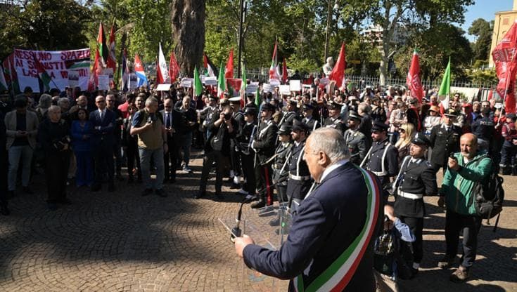 Celebrazioni del 25 aprile, Lagalla contestato: “Fuori dal corteo, sindaco dimettiti”
