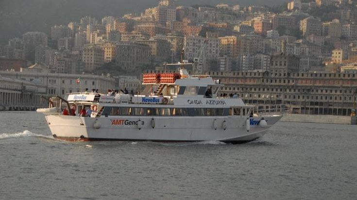 Biglietto della Navebus, la retromarcia di Amt: 2 euro per i genovesi, 5 euro per i turisti