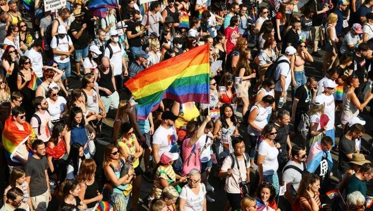 Il Pride invade Budapest. Trentamila in piazza per sfidare Orbán 