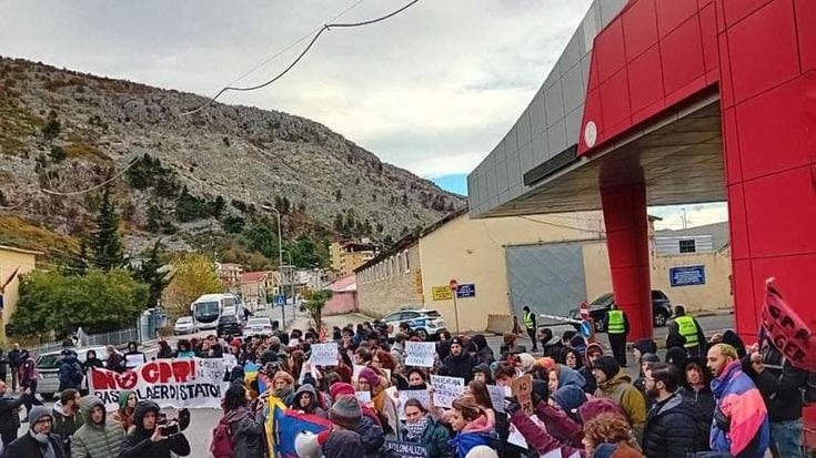 Centri migranti in Albania, dopo Shegjin la protesta si sposta a Tirana