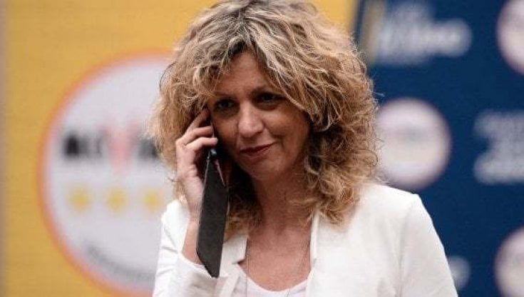 M5S in rivolta, cresce la schiera di parlamentari pronti a dire no alla fiducia. Grillo: "Oggi si deve scegliere". Lezzi: "Nuovo voto su Rousseau o no a Draghi"