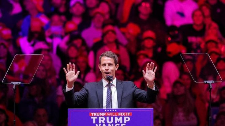 Stati Uniti, al comizio di Trump volgarità e sessismo. La battuta razzista del conduttore di podcast Tony Hinchcliffe: “Porto Rico un’isola di spazzatura”