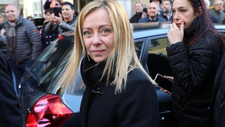 Sondaggi politici: Meloni sale, Meloni scende. Le strane rilevazioni sulla fiducia nella premier