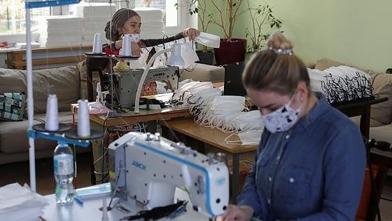 Ora gli Usa fanno lezione su come cucire le mascherine fai da te