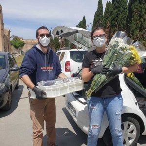 Sos Ballarò distribuisce fiori insieme con i pasti