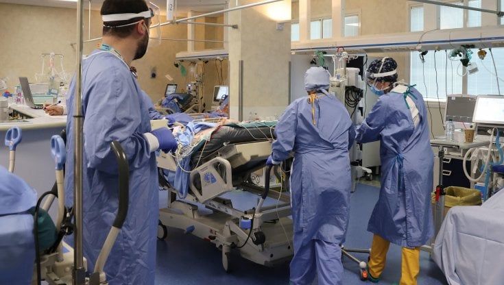 Covid, prosegue il calo dei ricoveri. A Parma 100 vaccinati con Novavax