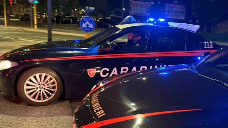Rapinano una donna e travolgono un motorino nella fuga: ragazza di 24 anni in prognosi riservata