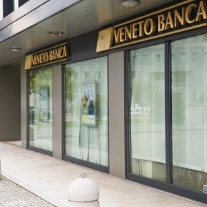 Decreto banche, il governo pone la fiducia. I 5S mostrano salvadanai in Aula