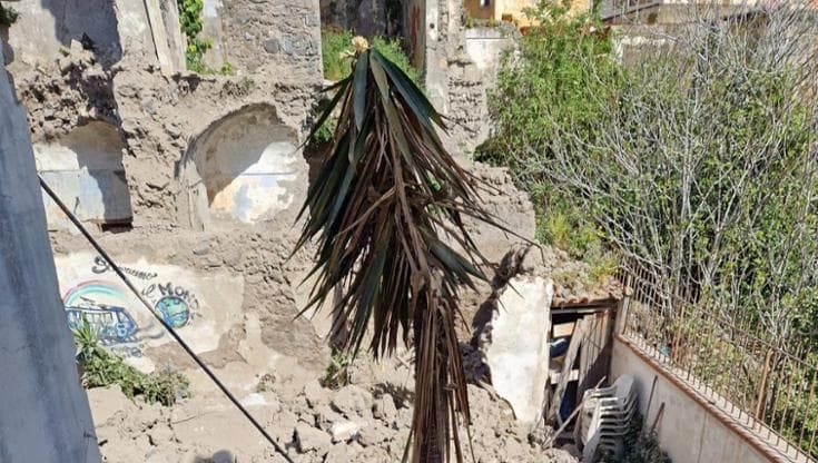 Torre del Greco, paura nel centro storico: crolla un palazzo disabitato
