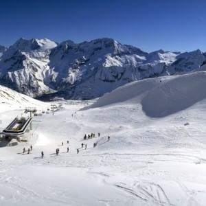 Brescia, valanga al passo del Tonale: in salvo uno sciatore fuoripista travolto dalla neve