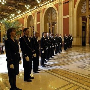 "Un tetto agli stipendi di Camera e Senato". Dipendenti in rivolta
