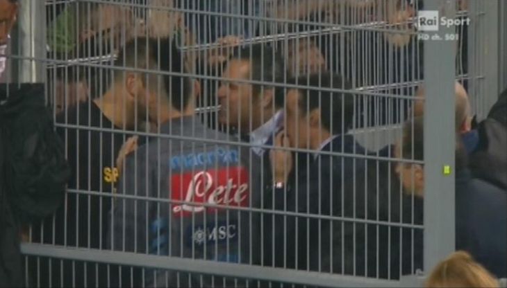 Hamsik sotto la curva parla con i tifosi del Napoli