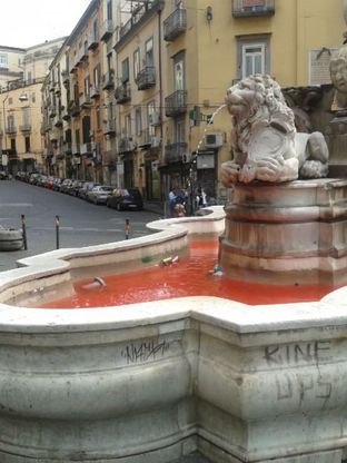 La fontana di Monteoliveto si tinge di rosso