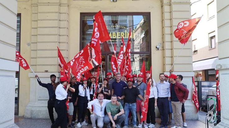 Bar Gamberini, la protesta dei lavoratori: “Senza stipendio né certezze”