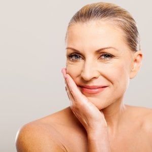 La medicina estetica scopre gli anziani, in aumento cure bellezza
