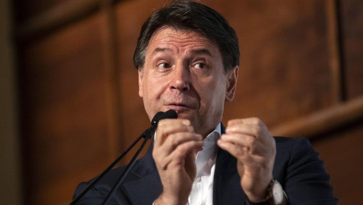 Dal M5S a Fi, Conte col senno di poi e Tajani bifronte: le salite più assurde sul carro di Macron