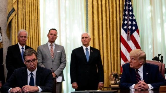 Serbia, Vucic da Trump come Sharon Stone in Basic Instinct: polemica per il post russo