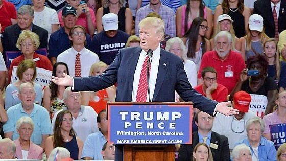 Trump: "Chi ha armi potrebbe fermare Hillary"