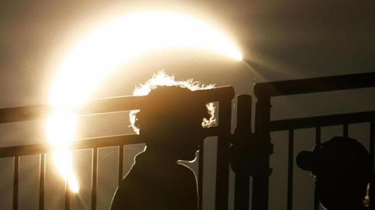 L’eclissi vista dalla Sardegna: un momento di gioia e solidarietà, tra occhiali condivisi e battute