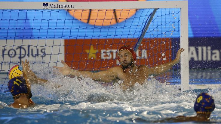 La resina spalmata sulle mani, l'ultimo trucco della pallanuoto