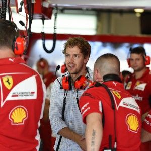 F1, test Abu Dhabi: Vettel in visita a box Ferrari. Raikkonen: "Torneremo in alto"