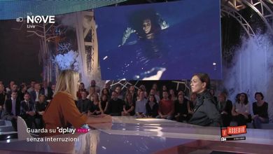 Giorgia Linardi (Sea Watch) si commuove mostrando la foto di una giovane migrante annegata:"Il Mediterraneo adesso è questo e non possiamo accettarlo"