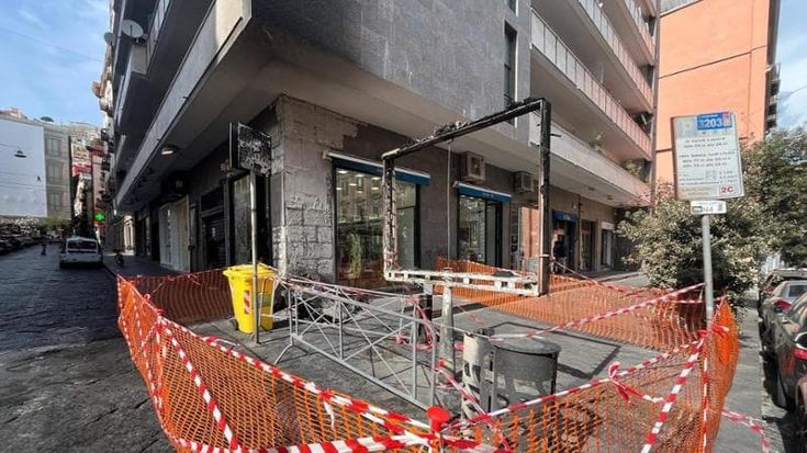 Napoli, rogo di auto a Chiaia: le fiamme lambiscono il primo piano, la pista del racket della sosta