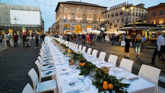 Parma, opposizioni contro la Cena dei Mille: "Bisogna che tutto cambi perché tutto torni come prima".