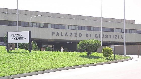 Foggia, chiede di andare in bagno ed evade dal tribunale: caccia a un 34enne