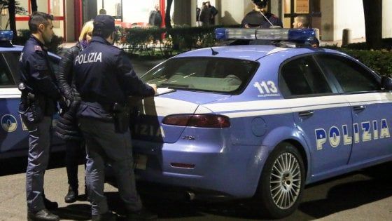 Il padre ubriaco picchia la madre, ragazzina chiama la polizia e scatta l'arresto
