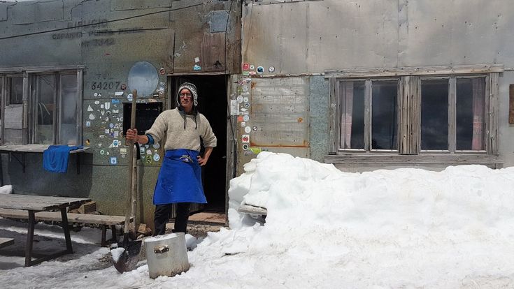 Il guardiano della Marmolada solitario in vetta ma star in rete “La mia estate sotto la neve”
