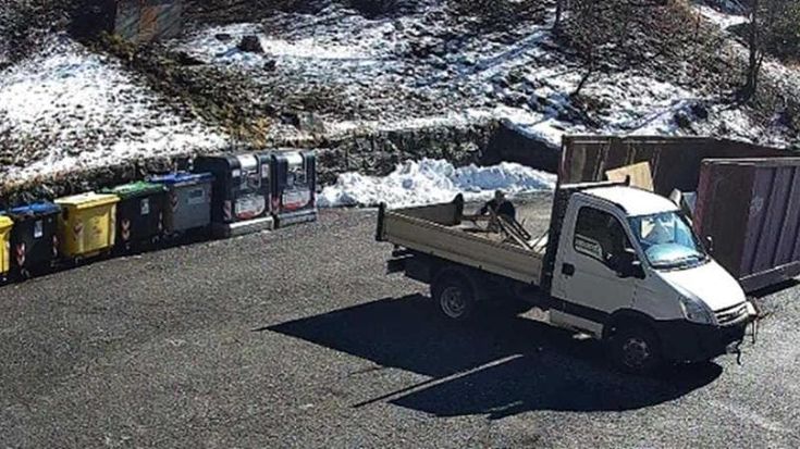 Pensionato ladro di rifiuti: sorpreso a svuotare l’ecocentro, denunciato