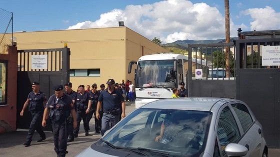 Migranti, cento sbarcati dalla nave Diciotti partiti da Messina per Rocca di Papa