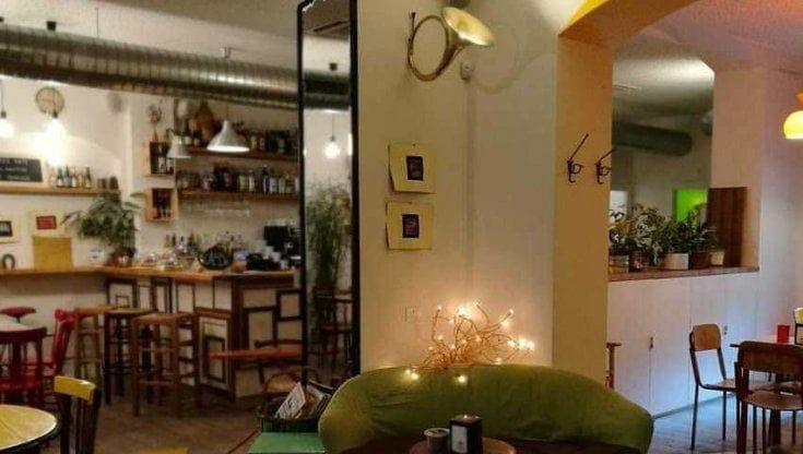 Il bar che dà lavoro ai disabili è in crisi a causa del Covid, raccolta fondi per tenerlo in vita