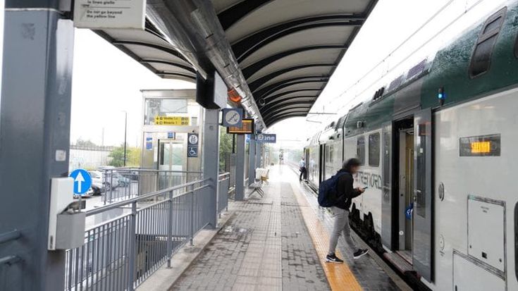 Stupro di San Zenone, le voci delle pendolari: “Viviamo stazioni e treni con una costante paura”