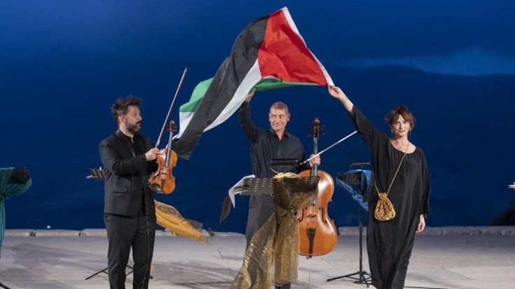 Laura Morante: “Su Gaza noi artisti dobbiamo alzare la voce, restare zitti è da mostri”