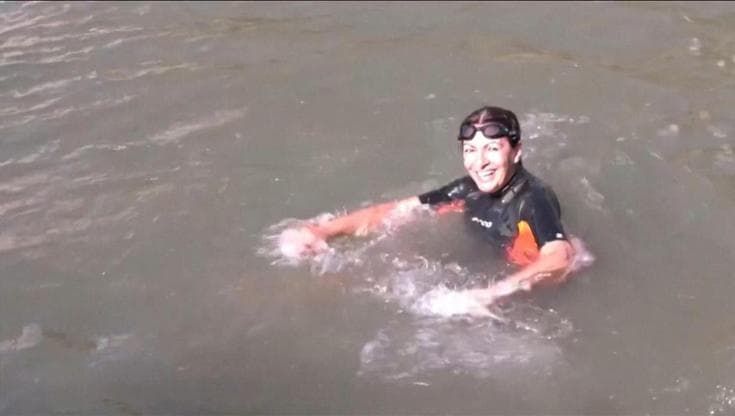Parigi 2024, la sindaca Hidalgo si tuffa nella Senna per dimostrare che il fiume è pulito e pronto per le Olimpiadi