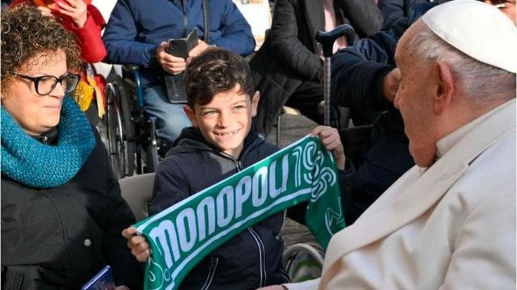 Papa Francesco con la sciarpa del Monopoli, il dono del bimbo diventa virale