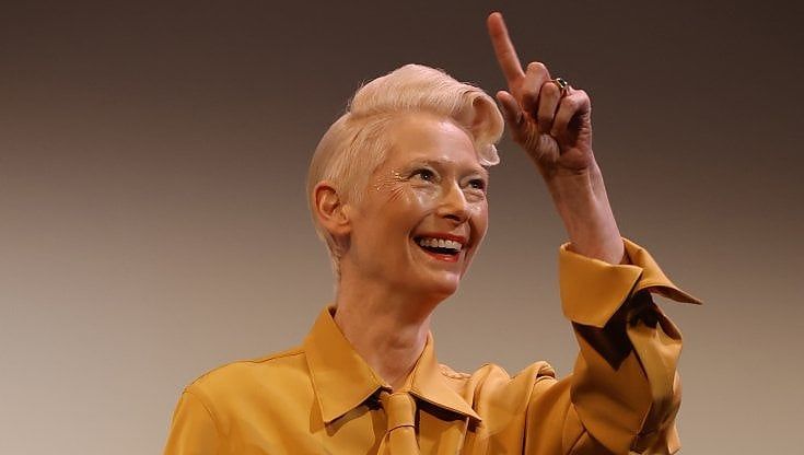 Il sogno di Tilda Swinton: “Vorrei solo vivere al mare e curare fiori e piante"