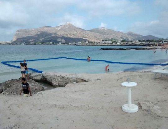A Favignana reti contro le meduse