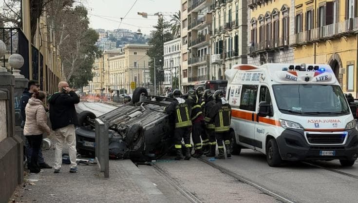 Riviera di Chiaia, anziano accusa malore alla guida e l’auto si ribalta: morto, illesa la compagna
