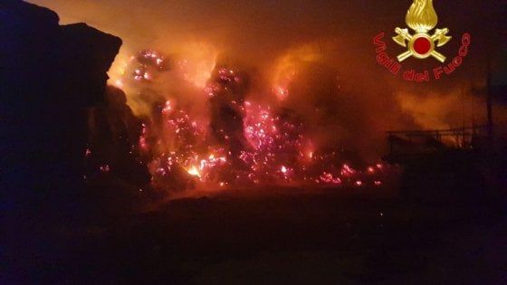 Incendio in un fienile nel Lodigiano: a fuoco oltre 500 rotoballe