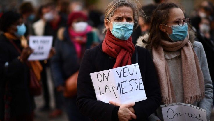 La protesta dei cattolici francesi per il lockdown: "Macron, vogliamo la messa"