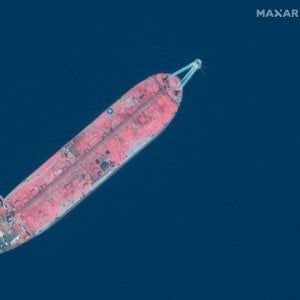 Yemen, bomba ecologica sulle coste: una petroliera a rischio affondamento