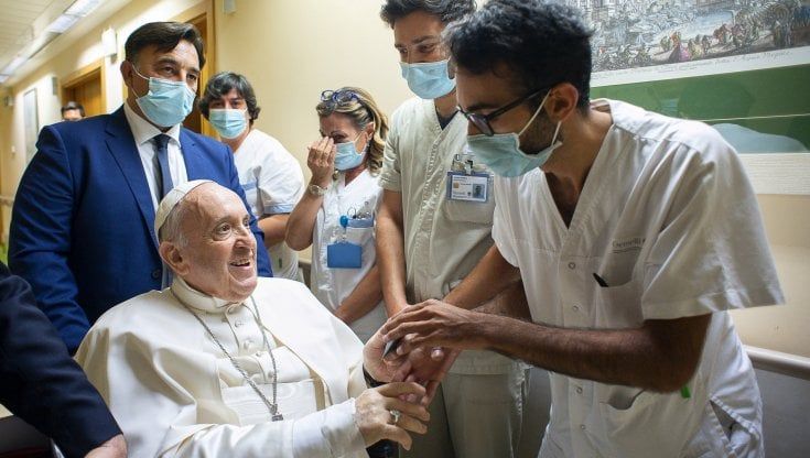Il Papa, la tv rifiutata e i segretari lontani. Il diario del ricovero
