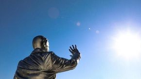 La statua del negazionista si scioglie al sole: colpa del riscaldamento globale